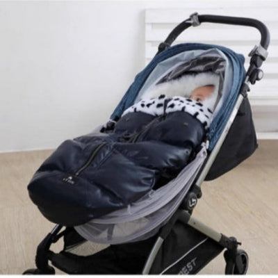 chancelière poussette bleu marine pour hiver- bébé couché en landau