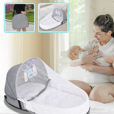 maman avec bébé et lit de voyage bébé  - gris