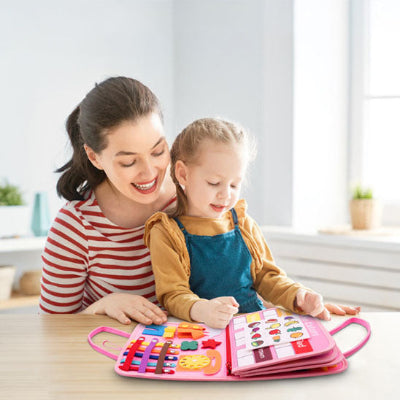 maman avec fille avec livre Montessori rose
