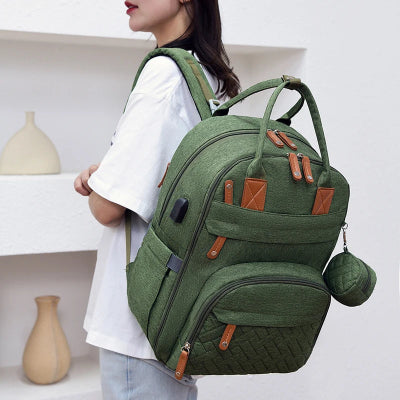 sac à dos à langer vert sur épaules